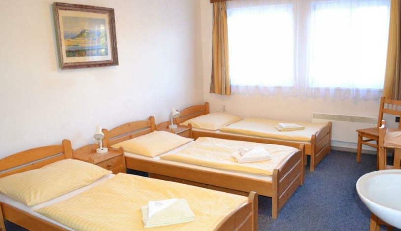 Penzion Malý Šišák Špindlerův Mlýn - Třílůžkový pokoj  se soc. zařízením společným pro dva pokoje